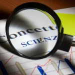 Concetto astratto di scienza rappresentata in modo problematico, una lente d'ingrandimento che distorce un testo scientifico su una scrivania, o un grafico complesso semplificato su un post-it colorato, obiettivo macro 60mm, illuminazione drammatica laterale per creare ombre lunghe, alta definizione.