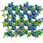 Visualizzazione fotorealistica del reticolo kagome modulato del materiale Cs8RbK3Ti12F48. Atomi di Titanio (sfere bluastre) formano triangoli interconnessi su un piano, con atomi di Fluoro (sfere più piccole verdastre) che mediano le interazioni. La modulazione è suggerita da lievi variazioni nelle distanze o nell'ambiente circostante. Dettagli: Macro lens, 100mm, high detail, precise focusing, illuminazione da laboratorio controllata che evidenzia la struttura cristallina.