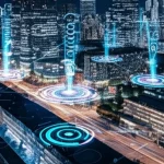 Immagine fotorealistica di una smart city futuristica vista dall'alto di notte, con flussi di dati digitali luminosi (blu e viola) sovrapposti che collegano edifici moderni illuminati, strade trafficate e parchi verdi scuri, simboleggiando l'analisi AI dello spazio urbano. Obiettivo grandangolare 20mm, messa a fuoco nitida, illuminazione vibrante e contrastata.