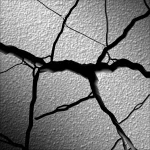 Rendering 3D fotorealistico di una simulazione di frattura fragile in un materiale simile alla roccia, che mostra la propagazione complessa di una crepa sotto carico misto tensione-compressione. Obiettivo macro 100mm, illuminazione drammatica laterale per enfatizzare la texture e la profondità della frattura, alta definizione.