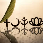Immagine simbolica della spiritualità multiculturale: una composizione astratta con elementi naturali come una foglia delicata e gocce d'acqua su una superficie riflettente, accanto a simboli stilizzati di diverse fedi (es. mezzaluna, stella, croce, fiore di loto) fusi insieme in modo armonioso. Luce soffusa, quasi mistica, che crea un'atmosfera pacifica. Fotografia still life, obiettivo macro 100mm, alta definizione, colori tenui e caldi.