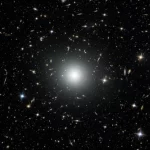 Visualizzazione cosmica di una stella esotica 'bootstrapped', sospesa nello spazio profondo, con deboli distorsioni gravitazionali simili a lenti visibili attorno ad essa, suggerendo una teoria della gravità alternativa. Astrofotografia, obiettivo grandangolare 14mm, lunga esposizione, messa a fuoco nitida, cielo stellato sullo sfondo.
