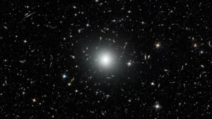 Visualizzazione cosmica di una stella esotica 'bootstrapped', sospesa nello spazio profondo, con deboli distorsioni gravitazionali simili a lenti visibili attorno ad essa, suggerendo una teoria della gravità alternativa. Astrofotografia, obiettivo grandangolare 14mm, lunga esposizione, messa a fuoco nitida, cielo stellato sullo sfondo.