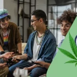 Gruppo diversificato di giovani 2SLGBTQI+ che discutono sorridendo in un ambiente informale e accogliente, simboleggiando la comunità e il supporto. Accanto, un'immagine stilizzata di un dente sano e una foglia di cannabis. Obiettivo 35mm, luce naturale, colori vivaci ma realistici. Fotografia di gruppo realistica.