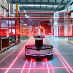 Immagine fotorealistica di un veicolo a guida autonoma (AGV) che naviga in un ambiente industriale complesso e dinamico, illuminato da fasci laser rossi stilizzati emessi dal suo sensore LiDAR. Teleobiettivo 200mm, tracciamento del movimento, alta definizione.