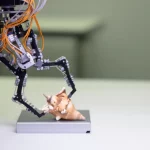 Immagine fotorealistica, obiettivo prime 35mm, del prototipo completo del gripper frattale, che mostra le sue tre dita e il design intricato, mentre afferra delicatamente un oggetto dalla forma irregolare come una conchiglia, profondità di campo, sfondo pulito da laboratorio tecnologico, illuminazione controllata.