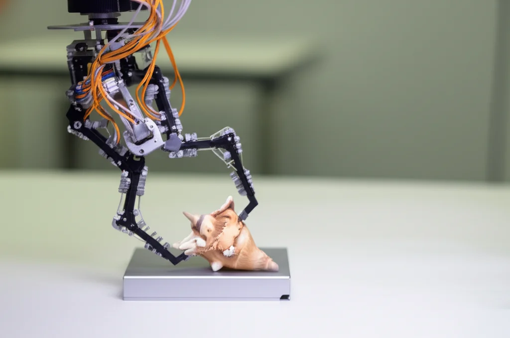 Immagine fotorealistica, obiettivo prime 35mm, del prototipo completo del gripper frattale, che mostra le sue tre dita e il design intricato, mentre afferra delicatamente un oggetto dalla forma irregolare come una conchiglia, profondità di campo, sfondo pulito da laboratorio tecnologico, illuminazione controllata.