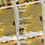 Immagine macro fotorealistica di un dispositivo micro termoelettrico (μ-TED) che mostra le sue complesse strutture interne P/N alternate su un wafer di silicio. Obiettivo macro 90mm, alta definizione, illuminazione da studio controllata per evidenziare i dettagli microscopici e la texture dei materiali.