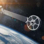 Un braccio estensibile di tipo spool-first in materiale composito (CFRP) mentre si dispiega nello spazio vuoto, con la bobina visibile sulla punta che si allontana da un satellite stilizzato sullo sfondo. Vista grandangolare 24mm, stile cinematografico spaziale, messa a fuoco nitida sulla bobina in movimento, effetto lens flare dal sole.