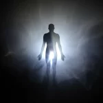 Immagine concettuale che mostra una silhouette umana luminosa emergere da uno sfondo scuro e confuso che rappresenta il dolore cronico, l'ansia e la depressione. La luce simboleggia la speranza e il sollievo portati da un nuovo trattamento come la Dexmedetomidina. Stile fotografico con effetti di luce, obiettivo 35mm, profondità di campo.