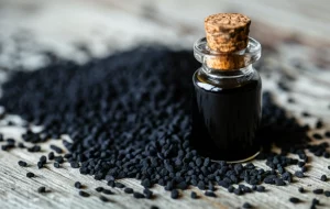 Fotografia macro di semi neri di Nigella Sativa sparsi su una superficie di legno rustico, accanto a una piccola ampolla di vetro contenente olio di cumino nero dal colore ambrato scuro. Luce laterale morbida che evidenzia la texture dei semi e la viscosità dell'olio. Lente macro 100mm, alta definizione, messa a fuoco precisa sui semi in primo piano.