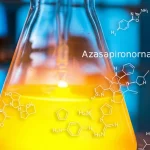 Fotografia macro di una beuta di vetro in un laboratorio chimico moderno, contenente un liquido giallo brillante in ebollizione sotto riflusso, con molecole stilizzate di azaspirononatriene sovrapposte digitalmente. Obiettivo macro 100mm, illuminazione controllata, alta definizione.