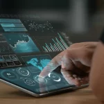 Immagine fotorealistica high-tech ma accogliente: uno studente interagisce con un tablet che mostra un'interfaccia di apprendimento linguistico AI adattiva. Sottili grafici biometrici (battito cardiaco, movimento oculare) sono sovrapposti discretamente sullo schermo. Stile: still life tecnologico, obiettivo macro 85mm, high detail, illuminazione soffusa e focalizzata sullo schermo, colori blu e grigio duotone.