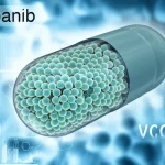 Immagine macro di una capsula del farmaco Pazopanib accanto a un modello 3D stilizzato del recettore VEGFR su uno sfondo blu sfocato con elementi grafici scientifici, illuminazione da laboratorio precisa e controllata, obiettivo macro 100mm, alta definizione, messa a fuoco precisa sulla capsula.