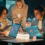 Team multietnico di studenti universitari che collaborano attorno a un tavolo luminoso in un ambiente moderno, utilizzando laptop e tablet con interfacce AI visibili (grafici, testo, immagini generate), generando idee per una storia digitale. Atmosfera creativa, tecnologica e collaborativa, obiettivo 35mm, profondità di campo media, colori vivaci ma realistici.