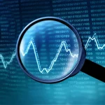 Concetto astratto di precisione statistica: una lente d'ingrandimento digitale fluttuante focalizzata su un grafico a linee ondulate che rappresenta dati temporali rumorosi (errore di misurazione), con alcune interruzioni nella linea (non-risposta). Sullo sfondo, un flusso di numeri binari sfocati. Illuminazione drammatica laterale, obiettivo prime 35mm, profondità di campo ridotta.