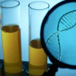 Concetto di microbiologia forense: provette con campioni d'acqua torbida accanto a un'immagine stilizzata di DNA batterico e una lente d'ingrandimento, lente prime 50mm, profondità di campo ridotta, illuminazione drammatica stile film noir.