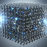 Visualizzazione artistica astratta del concetto di idrogeno (sfere blu luminose) che interagisce con la struttura atomica di un metallo BCC (reticolo grigio metallico), mostrando sia il movimento che il blocco delle dislocazioni (linee di difetto luminose), obiettivo macro 60mm, alta definizione, illuminazione drammatica controllata, profondità di campo.