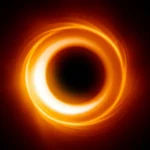 Immagine fotorealistica di un buco nero supermassiccio rotante 'con capelli corti', simile a M87*, visto dall'Event Horizon Telescope. Si vede l'ombra scura centrale circondata da un anello di plasma luminoso e asimmetrico, con dettagli sottili dovuti ai 'capelli' (parametro Qm) che modificano il lensing gravitazionale. Fotografia astronomica, obiettivo grandangolare 12mm, lunga esposizione, messa a fuoco nitida sull'anello di fotoni, alta risoluzione per dettagli nel plasma.