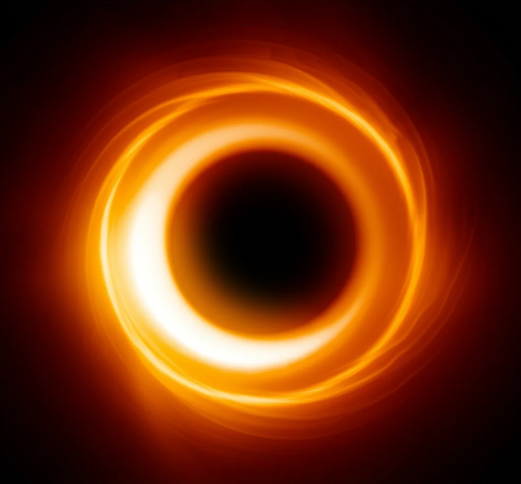 Immagine fotorealistica di un buco nero supermassiccio rotante 'con capelli corti', simile a M87*, visto dall'Event Horizon Telescope. Si vede l'ombra scura centrale circondata da un anello di plasma luminoso e asimmetrico, con dettagli sottili dovuti ai 'capelli' (parametro Qm) che modificano il lensing gravitazionale. Fotografia astronomica, obiettivo grandangolare 12mm, lunga esposizione, messa a fuoco nitida sull'anello di fotoni, alta risoluzione per dettagli nel plasma.