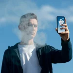 Immagine concettuale che mostra un giovane adulto che guarda con decisione il proprio smartphone dove è visibile un messaggio di incoraggiamento o un grafico di successo relativo allo smettere di svapare. Alle sue spalle, simbolicamente, una nuvola di vapore si dissolve lasciando spazio a un cielo sereno. Prime lens, 50mm, depth of field, luce ispiratrice.