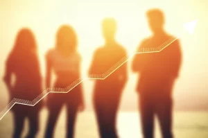 Immagine concettuale che mostra un grafico con una linea ascendente simboleggiante il miglioramento della qualità della vita, sovrapposto a silhouette sfocate di persone serene, colori caldi, obiettivo 50mm.