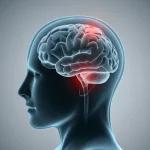 Primo piano di un misuratore di pressione sanguigna digitale che mostra valori di pressione diastolica leggermente elevati, sovrapposto a un'immagine stilizzata ma realistica di un cervello con aree che indicano dolore da emicrania. Prime lens 35mm, depth of field, duotone blu e grigio per un'atmosfera clinica ma intrigante.