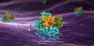 Rappresentazione 3D fotorealistica di una proteina ANGPTL4 (struttura molecolare stilizzata e luminosa) che interagisce con la superficie di una cellula di cancro cervicale viola scuro. Luce drammatica laterale, focus selettivo sulla proteina ANGPTL4, sfondo sfocato di altre cellule tumorali. Lente macro 80mm, alto dettaglio molecolare, texture cellulare realistica.