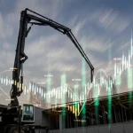 Pompa per calcestruzzo con braccio articolato esteso sopra un cantiere edile al tramonto. Sovrapposto digitalmente, un grafico luminoso mostra l'ottimizzazione della traiettoria e della vita a fatica del braccio. Obiettivo grandangolare 24mm, lunga esposizione per nuvole mosse, messa a fuoco nitida sulla macchina.