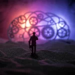Immagine concettuale fotorealistica: una silhouette di un soldato che si allontana verso un orizzonte incerto, sovrapposta a un cervello stilizzato con ingranaggi complessi e nodi aggrovigliati, illuminazione drammatica, obiettivo grandangolare 24mm per dare un senso di vastità e complessità interiore.