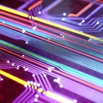 Primo piano fotorealistico di un chip fotonico in silicio, obiettivo macro, 90mm, guide d'onda intricate che brillano di luce multicolore rappresentante diverse frequenze fotoniche, sovrapposto a una debole e complessa struttura a grafo, alto dettaglio, messa a fuoco precisa, illuminazione controllata drammatica.