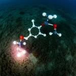 Visione sottomarina profonda con sedimenti marini scuri, da cui emerge una rappresentazione astratta e luminosa della molecola di Jejumide. Wide-angle lens, 15mm, long exposure, sharp focus, atmosfera misteriosa e scientifica.