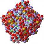 Visualizzazione 3D fotorealistica di skyrmioni magnetici (vortici di spin simili a piccoli tornado) all'interno della struttura cristallina di Cu2OSeO3 drogato con Tellurio, con dettagli atomici visibili, illuminazione scientifica precisa, obiettivo macro 80mm, per illustrare la stabilizzazione degli skyrmioni.