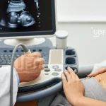 Immagine fotorealistica di un medico che esegue un'ecografia addominale su una paziente, primo piano sulla sonda ecografica e sullo schermo che mostra l'immagine del fegato con dati UDFF sovrapposti, illuminazione da studio medico, obiettivo 50mm, focus preciso sulla strumentazione.