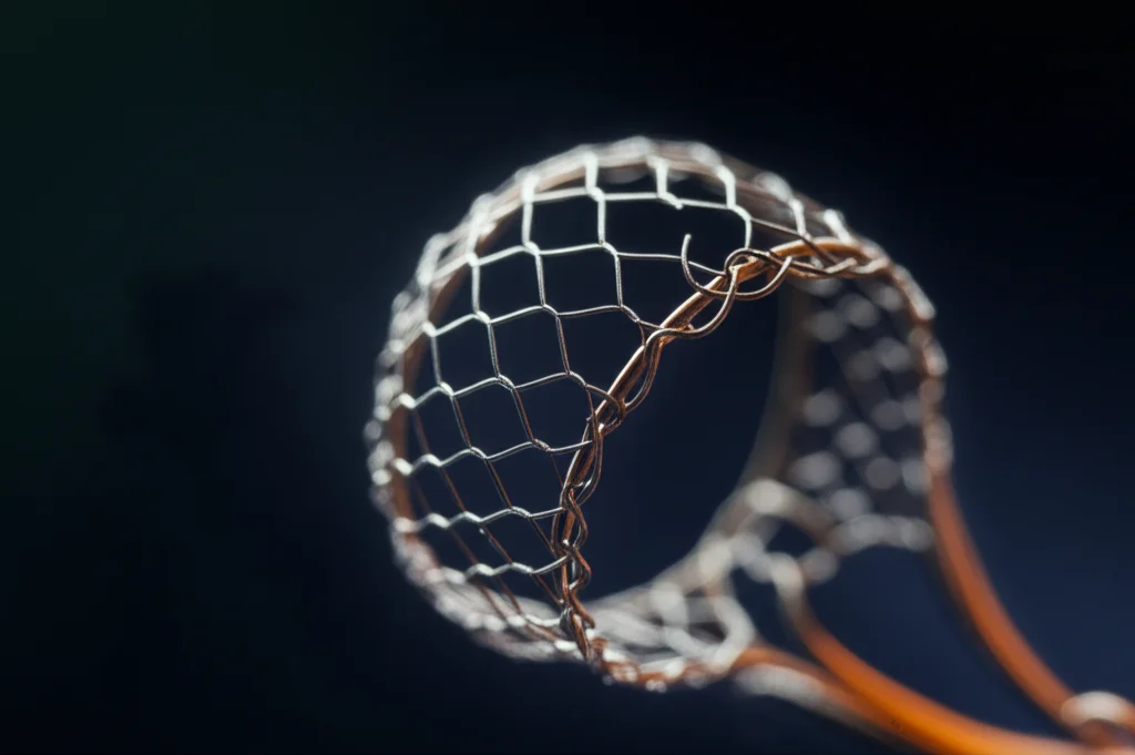 Immagine fotorealistica di un filtro cavale IVC illuminato artisticamente su sfondo scuro, che simboleggia l'importanza del recupero, lente macro 85mm, focus selettivo sulla struttura del filtro, alta definizione.