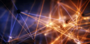 Concetto astratto fotorealistico: Multiple reti diverse (linee luminose rappresentanti connettomi biologici, grafi sociali, flussi di dati) che si sovrappongono e si allineano sottilmente, guidate da nuvole probabilistiche di luce, obiettivo prime 35mm, profondità di campo, duotono blu e arancione.