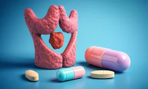 Macro lens, 100mm, high detail, precise focusing, controlled lighting, close-up di compresse di Anlotinib accanto a un modello 3D di una ghiandola tiroidea con un tumore anaplastico visibile, a simboleggiare la terapia mirata.