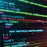 Visualizzazione astratta 3D di un codice sorgente di smart contract Ethereum analizzato da un'intelligenza artificiale, con linee luminose che evidenziano sezioni vulnerabili (rosse) e sicure (verdi), sfondo digitale scuro, illuminazione drammatica, lente prime 35mm, profondità di campo.