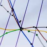 Visualizzazione concettuale di una sequenza di dati a tratti monotona sovrapposta a diverse curve di distribuzione esponenziale stilizzate (binomiale, Poisson, chi-quadrato), stile fotografia still life, obiettivo macro 100mm, illuminazione controllata e morbida, alta definizione, messa a fuoco precisa sui punti di cambiamento della tendenza monotona.