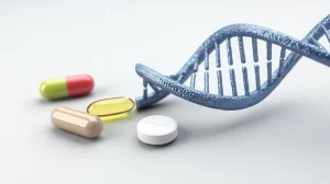 Immagine fotorealistica, obiettivo macro 100mm, che mostra in dettaglio pillole di statine (atorvastatina e rosuvastatina) posizionate accanto a una rappresentazione stilizzata di un filamento di DNA su una superficie pulita. L'illuminazione è controllata e laterale per evidenziare le texture delle pillole e la struttura dell'elica, con messa a fuoco precisa sul punto di contatto tra farmaco e DNA, simboleggiando l'interazione farmacogenomica.