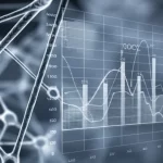 Immagine concettuale astratta che rappresenta la connessione tra la struttura del citoscheletro cellulare (filamenti luminosi intrecciati) e grafici di dati computazionali (linee digitali, curve ROC), obiettivo grandangolare 24mm, effetto duotone blu e grigio, profondità di campo che collega visivamente i due elementi.