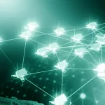 Immagine concettuale di una rete di sensori wireless (WSN) ottimizzata. Si vedono nodi sensore luminosi collegati in cluster efficienti. Sullo sfondo, stilizzazioni astratte evocano l'agilità di una gazzella e la strategia di un rettile, fondendosi. Prime lens, 35mm, depth of field, duotone ciano e verde acqua, illuminazione high-tech.