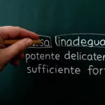 Immagine simbolica potente: una mano cancella delicatamente una parola negativa ("grassa", "inadeguato") scritta su una lavagna o un foglio, sostituendola con una parola positiva ("forte", "sufficiente"). Obiettivo macro 100mm, messa a fuoco precisa sull'azione della cancellazione/riscrittura, illuminazione drammatica ma speranzosa per enfatizzare la trasformazione.