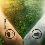 Persona che si trova di fronte a un bivio su un sentiero in un paesaggio naturale. Una strada è luminosa e conduce verso il sole e la vegetazione rigogliosa (simbolo di stile di vita sano), l'altra è più scura e nebbiosa con simboli stilizzati di fumo e cibo spazzatura ai lati (simbolo di stile di vita non sano). Vista leggermente dall'alto, lente grandangolare 24mm, luce del tardo pomeriggio che crea ombre lunghe, profondità di campo ampia per mantenere a fuoco sia la persona che i due sentieri.