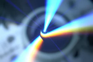 Immagine fotorealistica di un sensore a fibra ottica avanzato basato su interferometri Fabry-Pérot paralleli; si vede un fascio di luce interagire con la punta della fibra, creando uno spettro luminoso complesso che simboleggia l'effetto Vernier armonico potenziato, sfondo tecnologico sfocato, lente prime 35mm, profondità di campo.