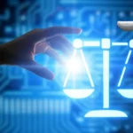 Concetto visivo di equità nell'intelligenza artificiale: una mano umana e una mano robotica che tengono in equilibrio una bilancia digitale luminosa, simbolo della collaborazione per la giustizia algoritmica. Obiettivo prime 50mm, profondità di campo ridotta per focalizzare sulle mani e la bilancia, sfondo astratto con circuiti blu luminosi.