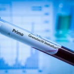 Primo piano di una provetta di sangue in un laboratorio high-tech, con un grafico sfocato sullo sfondo che mostra un picco di granulociti immaturi, illuminazione controllata, obiettivo macro 90mm, alta definizione.