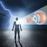 Immagine concettuale drammatica di un fulmine che colpisce il terreno vicino a una figura umana stilizzata, con un fascio di luce che entra nell'occhio della figura, sovrapponendo una visualizzazione semi-trasparente di una cataratta e di un nervo ottico danneggiato. Stile fotorealistico con elementi grafici medici, obiettivo grandangolare 24mm per catturare la scena ampia, lunga esposizione per il fulmine.