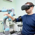 Immagine fotorealistica di un paziente in fase subacuta post-ictus impegnato in una sessione di riabilitazione dell'arto superiore utilizzando un sistema avanzato di realtà virtuale e robotica in un ambiente clinico luminoso. Prime lens, 35mm, depth of field, focus sull'interazione uomo-macchina.