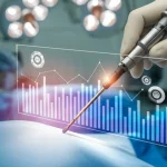 Immagine fotorealistica di una mano robotica chirurgica che tiene delicatamente uno strumento laparoscopico, con un overlay grafico digitale trasparente che ne evidenzia perfettamente i contorni (segmentazione), sfondo sfocato di una sala operatoria moderna, obiettivo 50mm, profondità di campo, illuminazione high-tech.